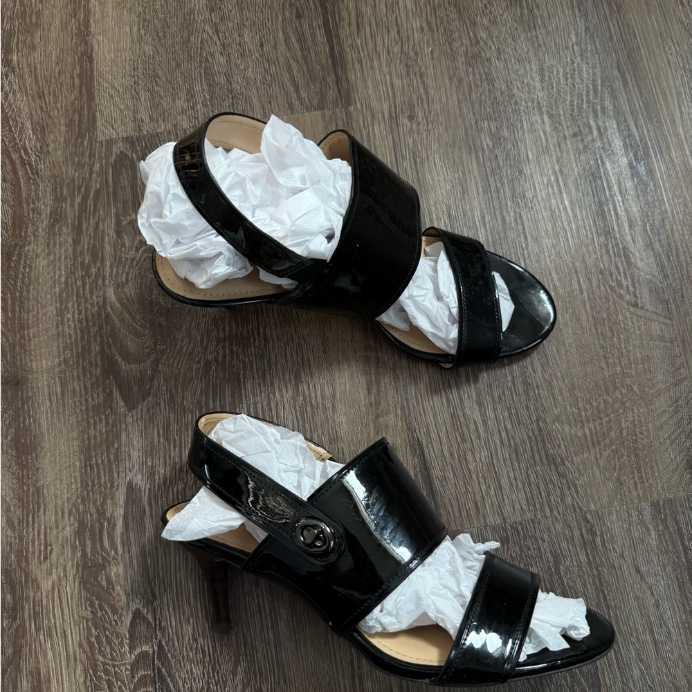 Y2K Coach Vintage kitten heels in black patent leather. Size 8!!